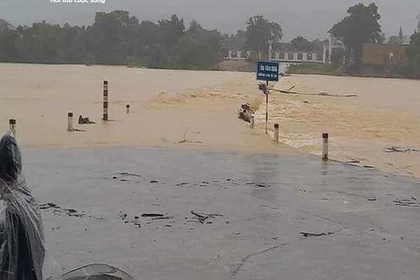 Clip: Bé gái 5 tuổi ngạt nước trong hồ bơi bỏ hoang lâu ngày-3