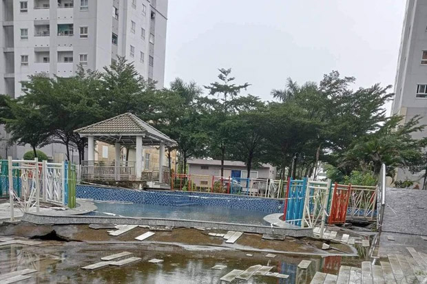 Clip: Bé gái 5 tuổi ngạt nước trong hồ bơi bỏ hoang lâu ngày-2