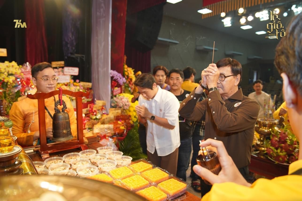 Giỗ Tổ sân khấu 2023: Hoài Lâm gặp lại cha nuôi Hoài Linh-8