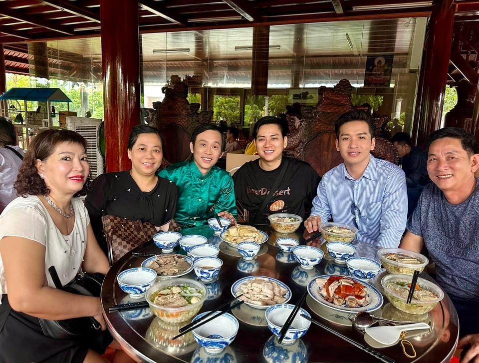 Giỗ Tổ sân khấu 2023: Hoài Lâm gặp lại cha nuôi Hoài Linh-1