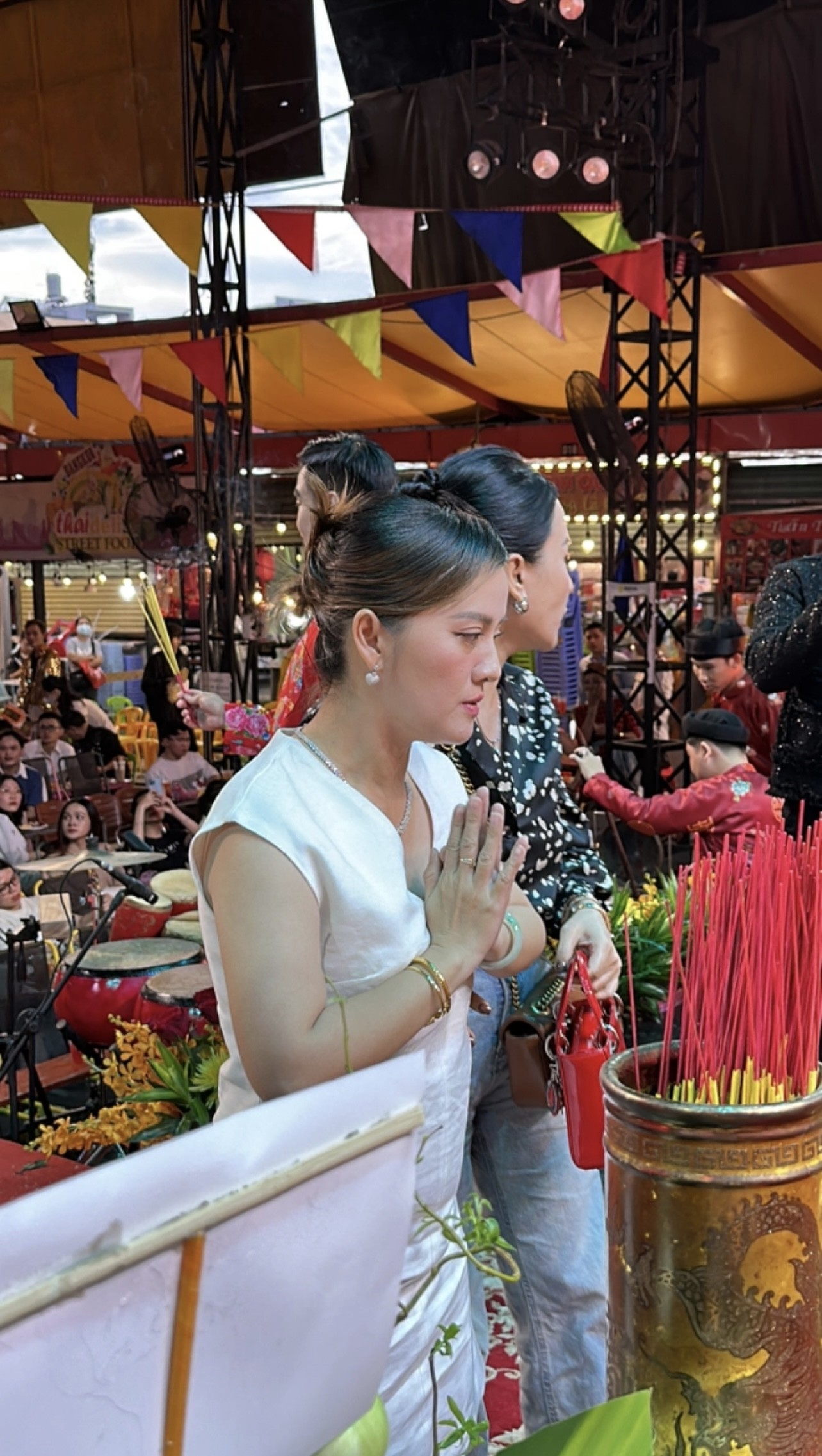 Giỗ Tổ sân khấu 2023: Hoài Lâm gặp lại cha nuôi Hoài Linh-5