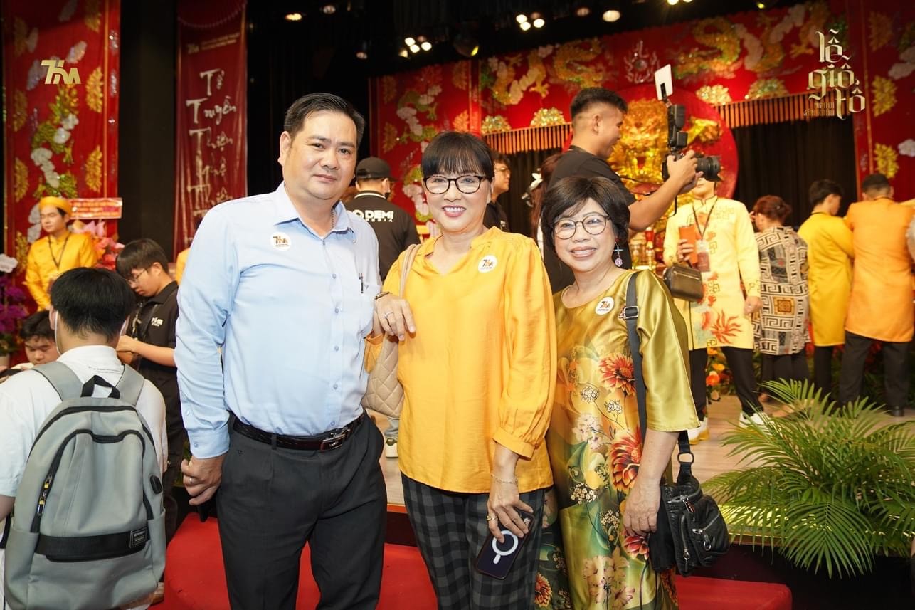 Giỗ Tổ sân khấu 2023: Hoài Lâm gặp lại cha nuôi Hoài Linh-6