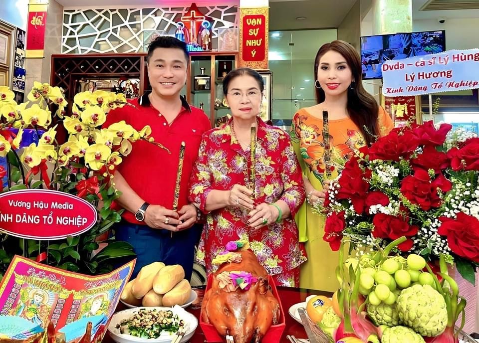 Giỗ Tổ sân khấu 2023: Hoài Lâm gặp lại cha nuôi Hoài Linh-13