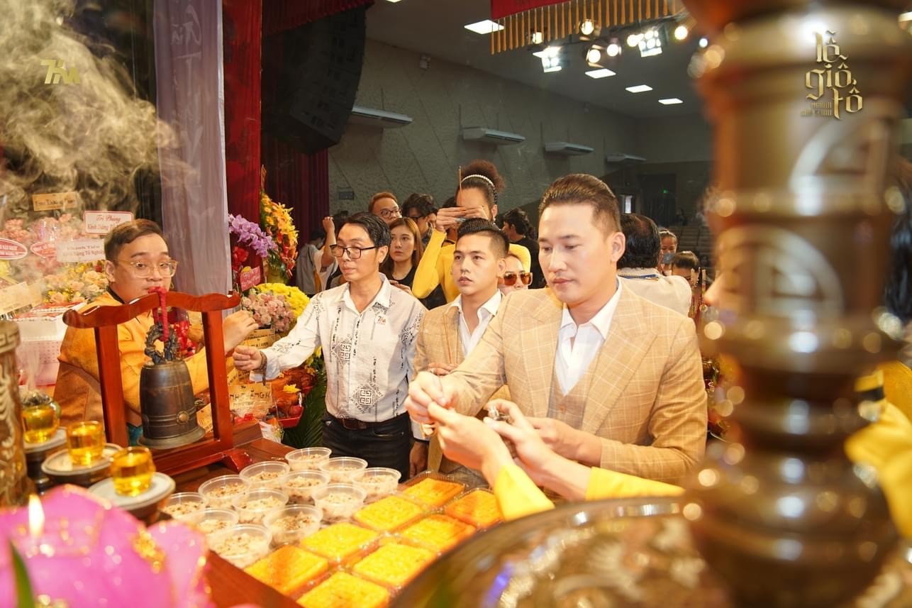 Giỗ Tổ sân khấu 2023: Hoài Lâm gặp lại cha nuôi Hoài Linh-9