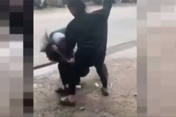 Xác minh clip nữ sinh lớp 9 bị nhóm bạn đánh đập, lột đồ trong rừng-2