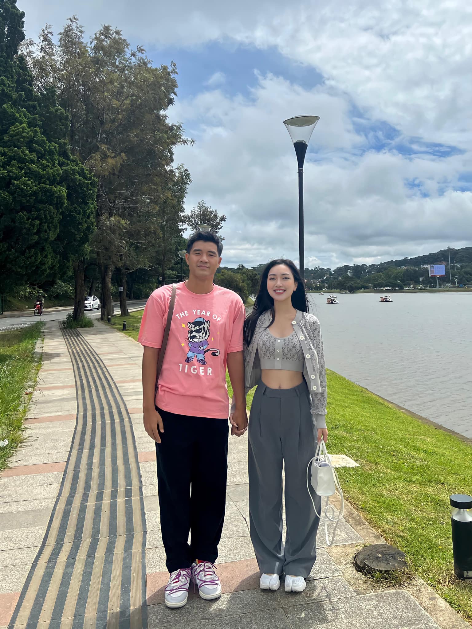 Các cầu thủ tậu xe tiền tỷ sau cưới vợ, riêng anh chàng độc thân này lại flex biệt thự không thể định giá-2