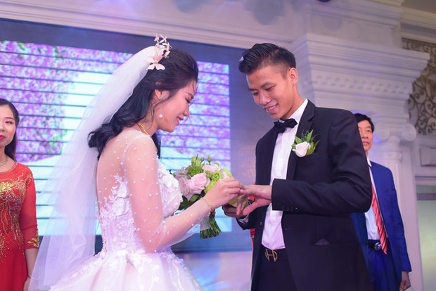 Đi xem thi sắc đẹp, cầu thủ bỗng cưới được Hoa khôi: Giờ ở nhà lầu, tậu Porsche 3 tỷ đồng-2