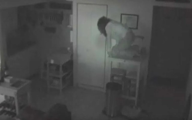 Đồ vật tự dưng di chuyển dù nhà không người, chủ nhà khóc thét khi phát hiện sự thật khi lắp camera-2