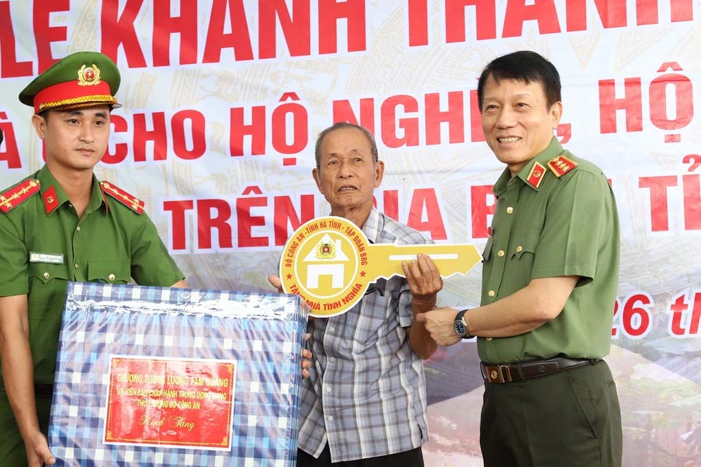 Bộ Công an bàn giao 600 ngôi nhà tới người nghèo Hà Tĩnh-1