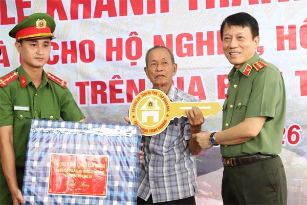 Bắt kẻ cướp dùng súng xông vào nhà sách ở Đồng Nai-3