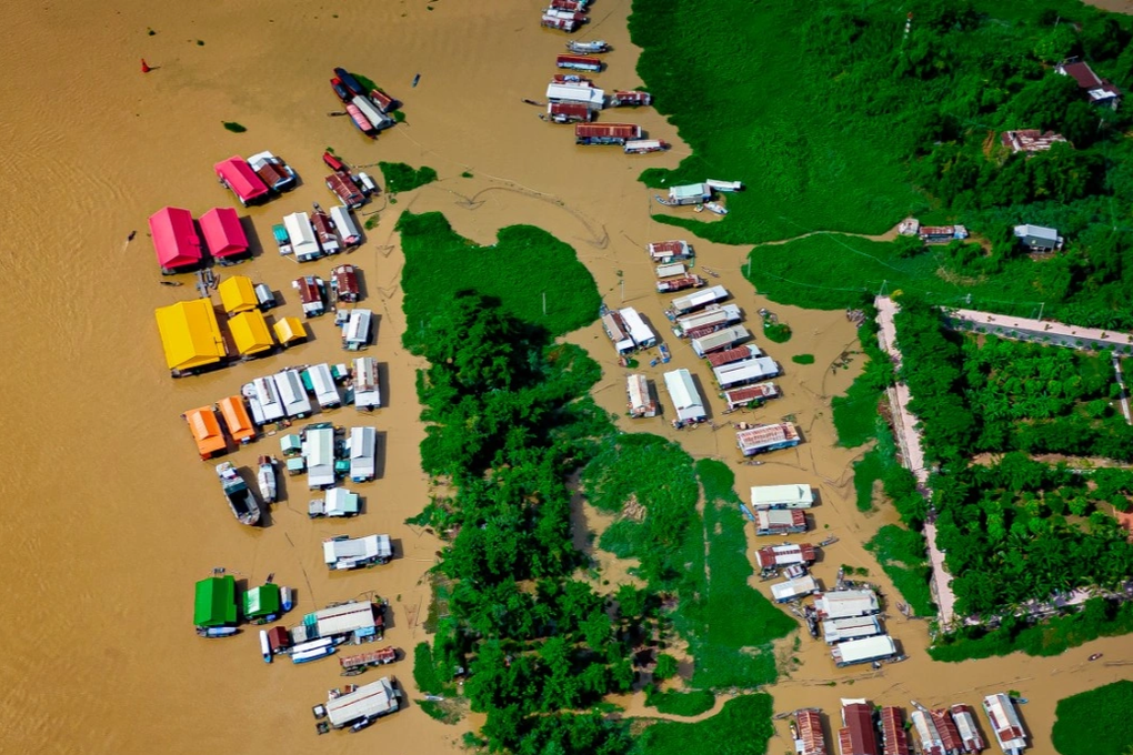 Ngắm hàng trăm chiếc bè rực rỡ trên sông độc nhất miền Tây-1