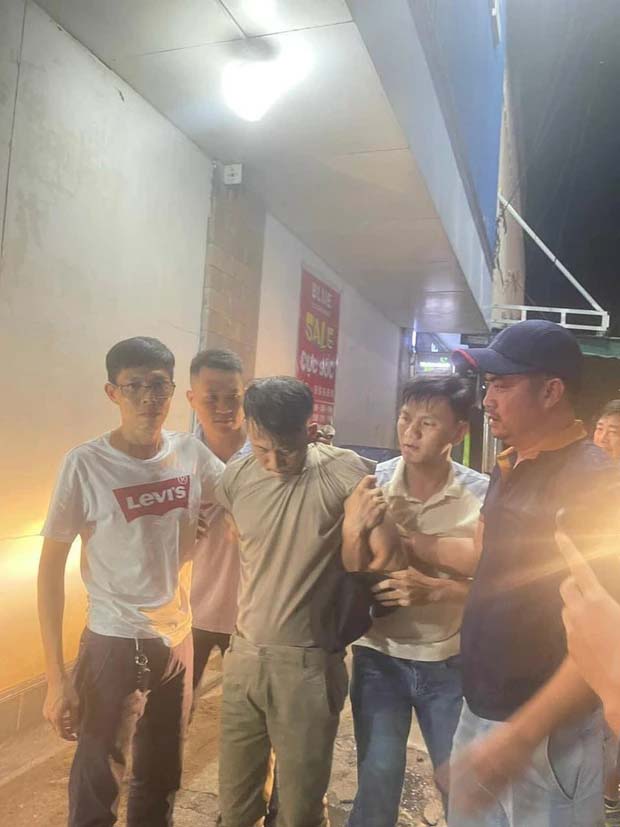 Bắt kẻ cướp dùng súng xông vào nhà sách ở Đồng Nai-1