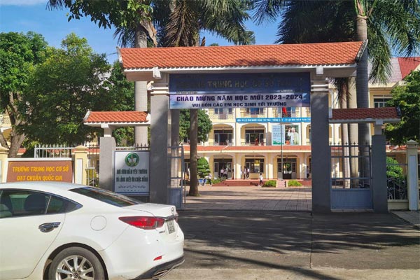 Nghẹn lòng trước xe tang chở nữ sinh lớp 9 qua trường tiễn biệt lần cuối!-2