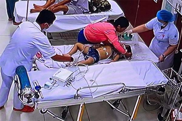 Nước dâng ngập tận nóc nhà, dân đóng bè đi sơ tán-15