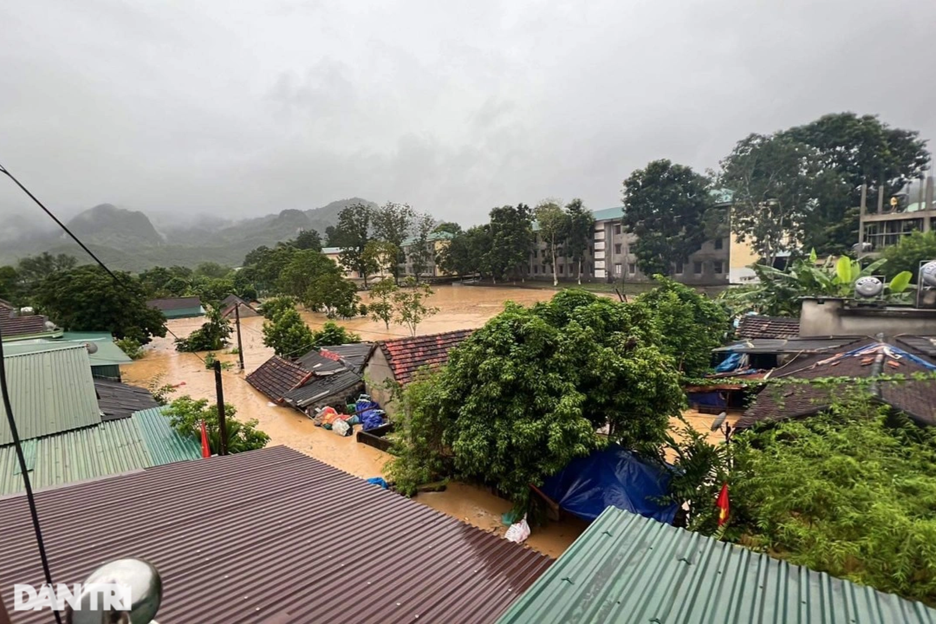 Nước dâng ngập tận nóc nhà, dân đóng bè đi sơ tán-2