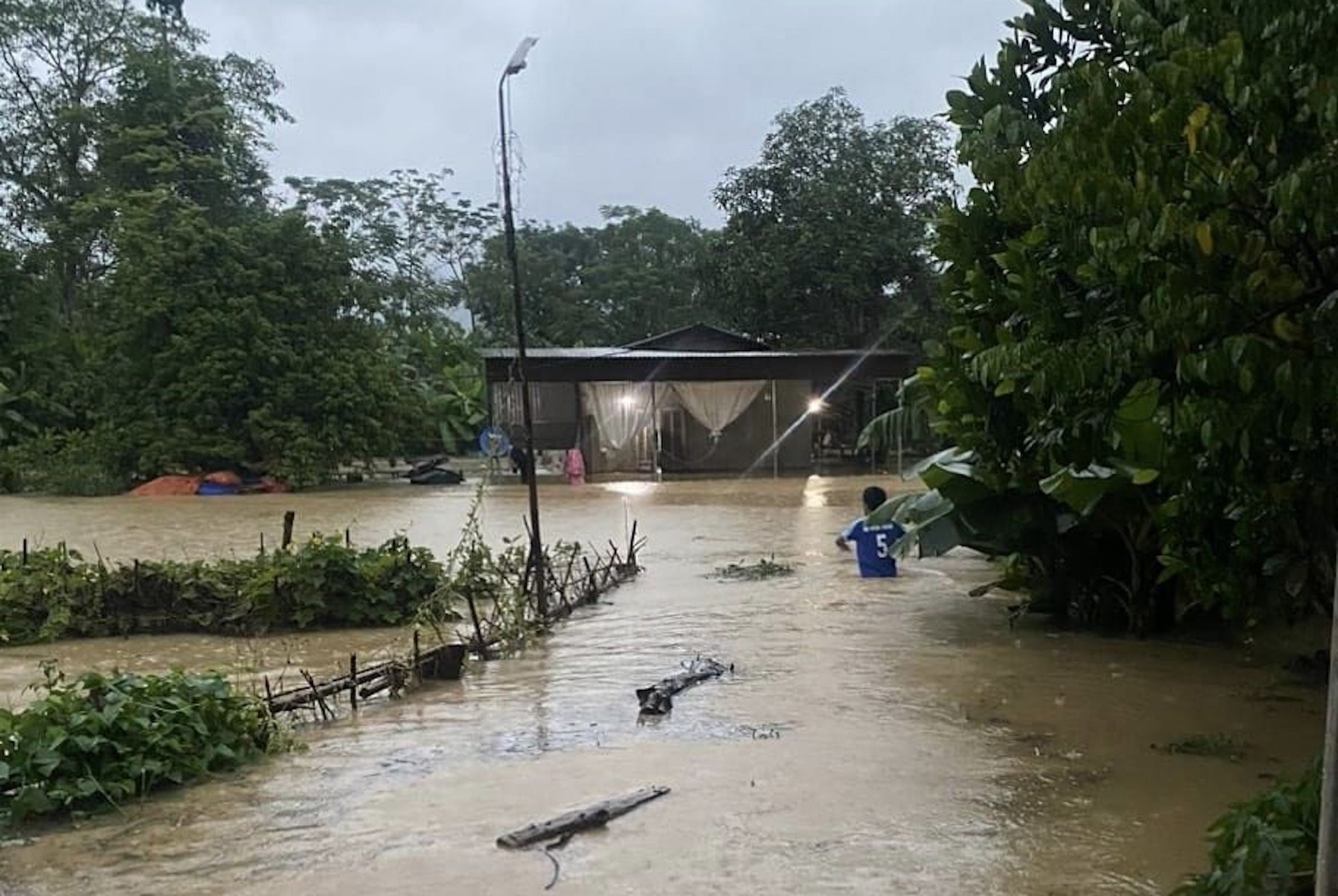 Nước dâng ngập tận nóc nhà, dân đóng bè đi sơ tán-3