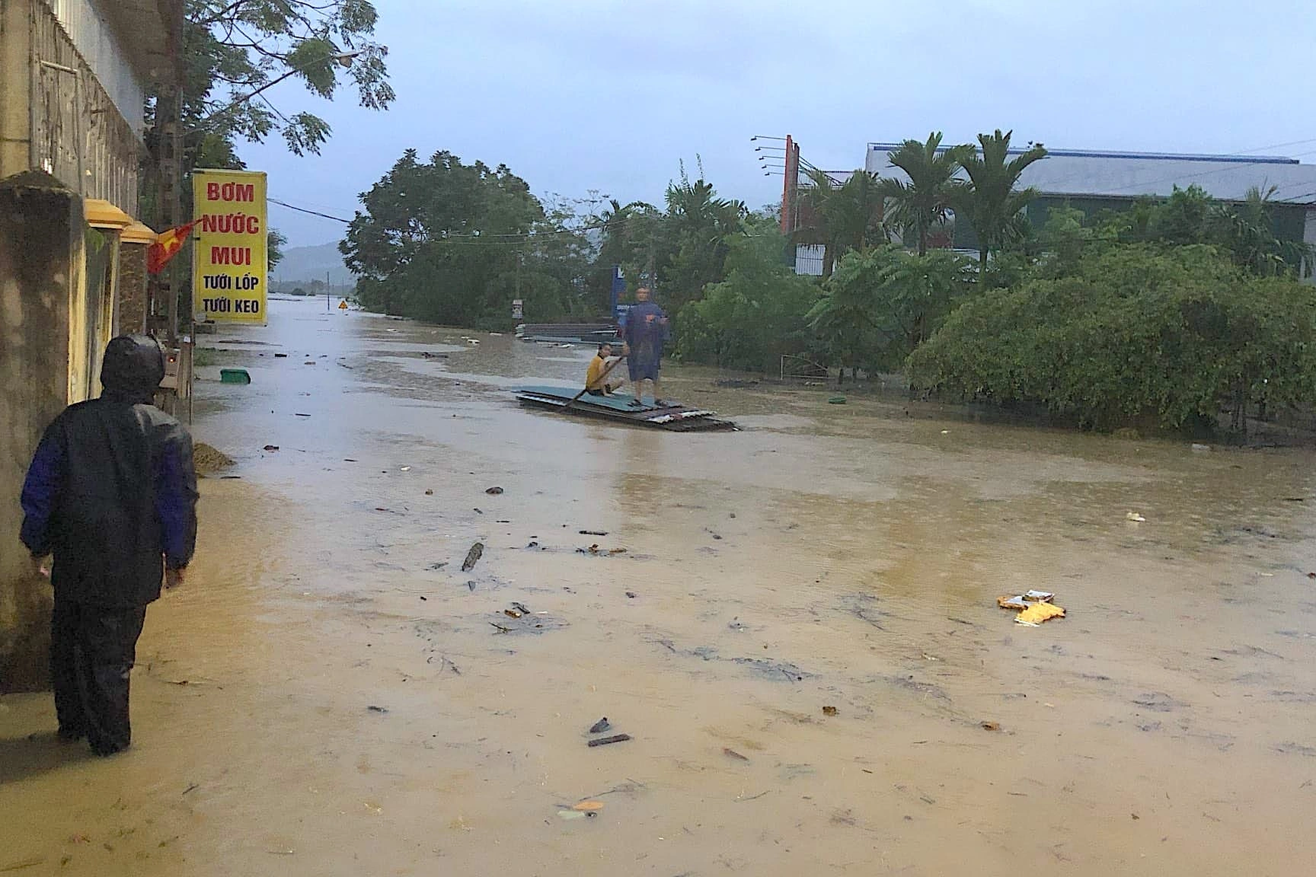 Nước dâng ngập tận nóc nhà, dân đóng bè đi sơ tán-6