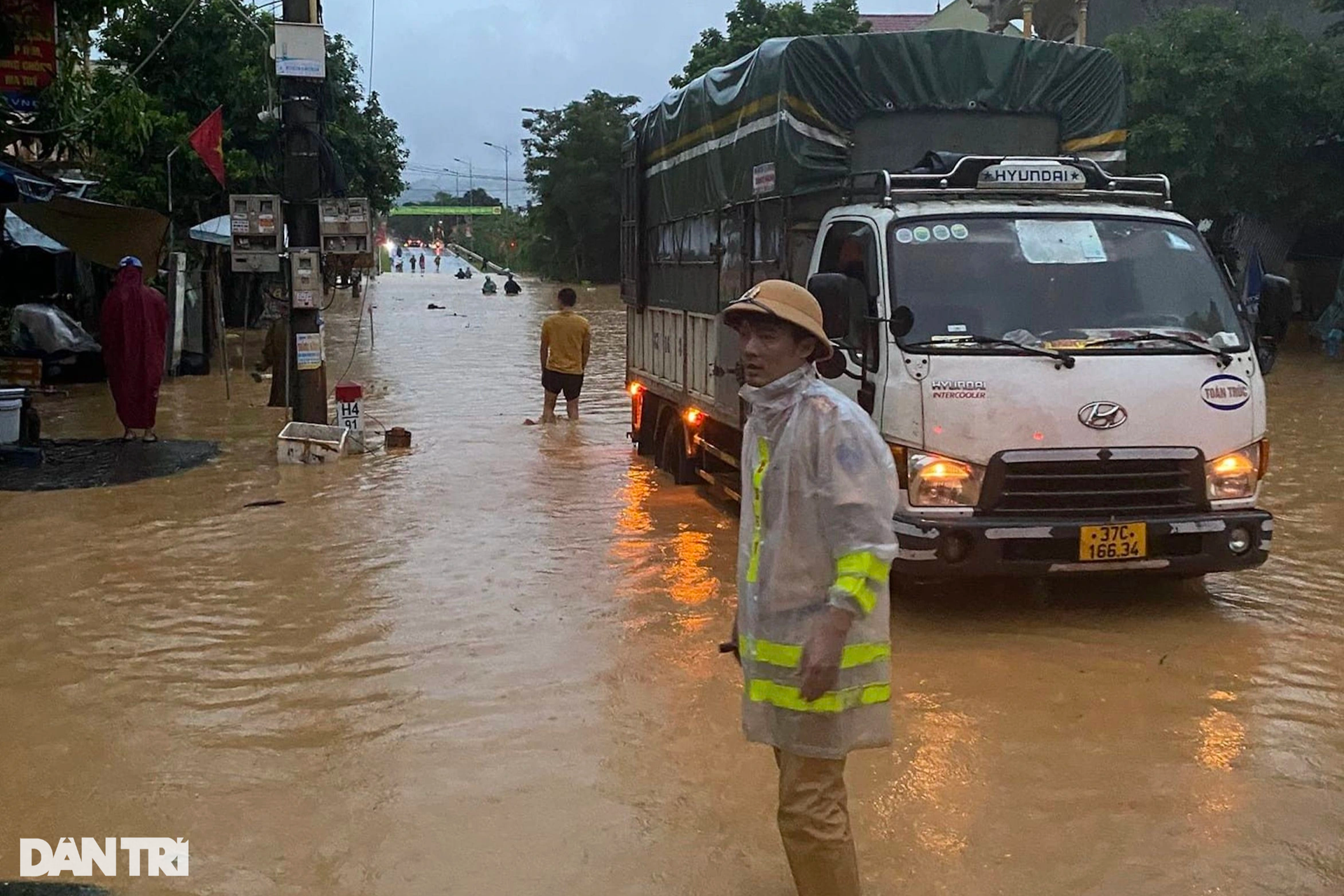 Nước dâng ngập tận nóc nhà, dân đóng bè đi sơ tán-7