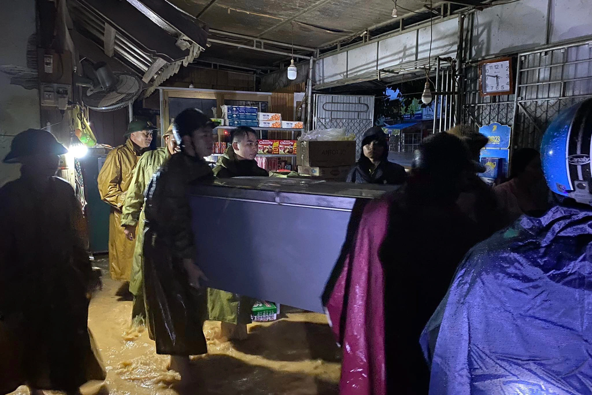 Nước dâng ngập tận nóc nhà, dân đóng bè đi sơ tán-8