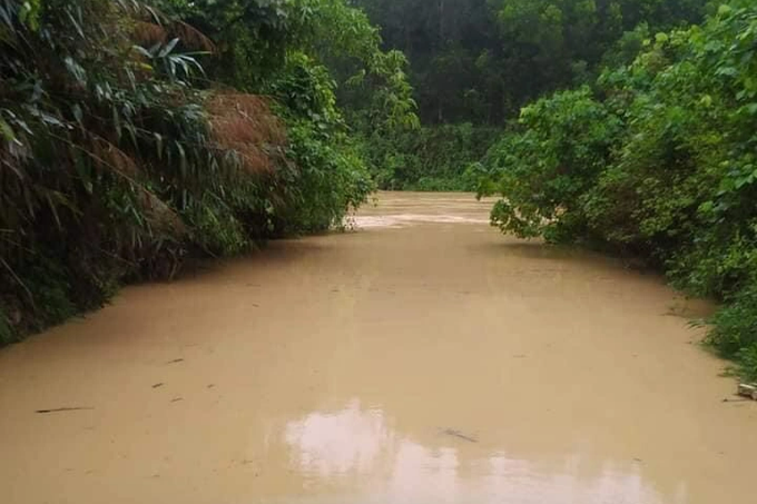 Nước dâng ngập tận nóc nhà, dân đóng bè đi sơ tán-11