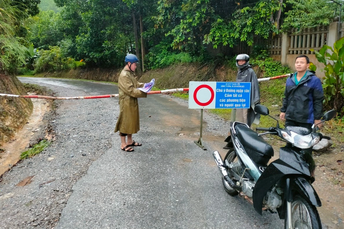 Nước dâng ngập tận nóc nhà, dân đóng bè đi sơ tán-14