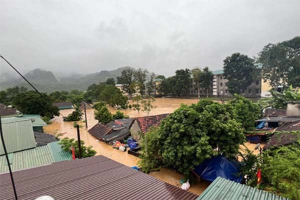 Nước cuồn cuộn đổ về nơi từng xảy ra lũ quét lịch sử-6