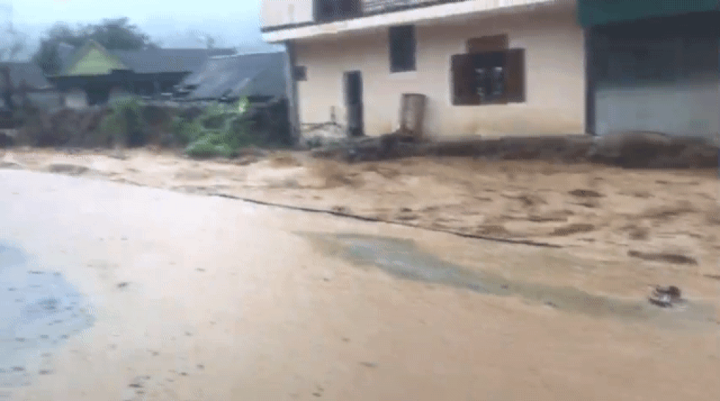 Nước cuồn cuộn đổ về nơi từng xảy ra lũ quét lịch sử-1