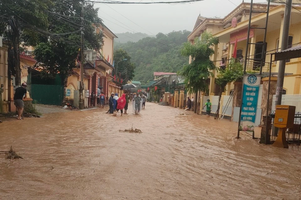 Nước cuồn cuộn đổ về nơi từng xảy ra lũ quét lịch sử-2