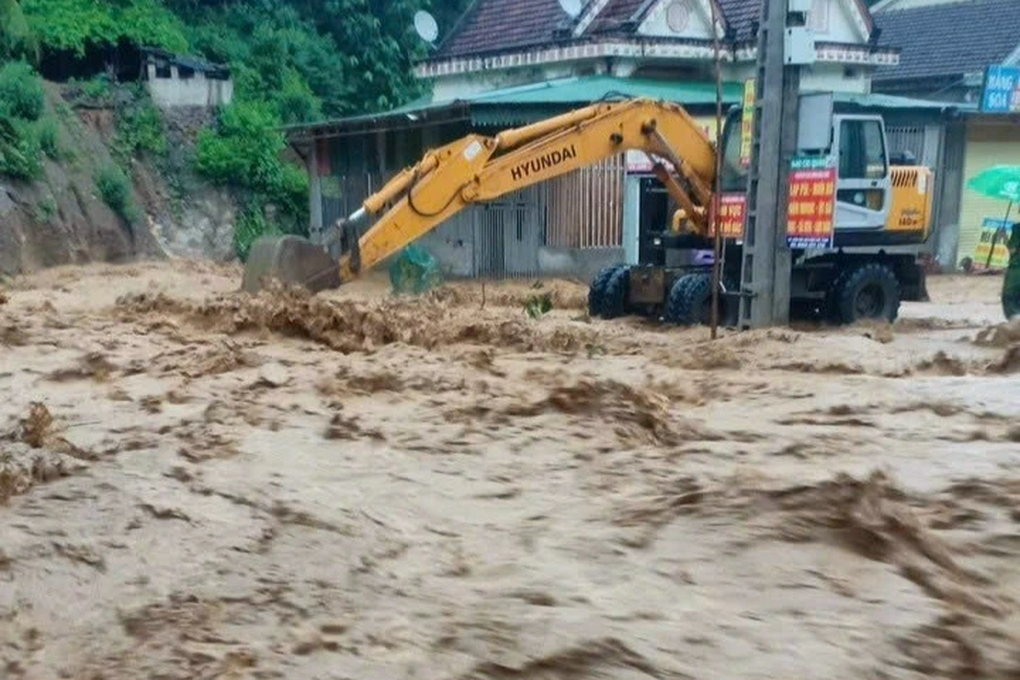 Nước cuồn cuộn đổ về nơi từng xảy ra lũ quét lịch sử-5