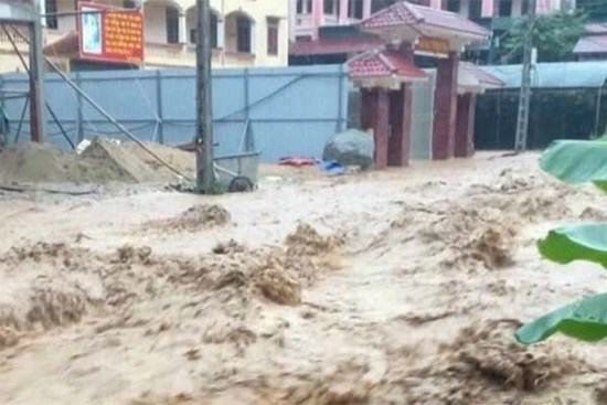 Nước cuồn cuộn đổ về nơi từng xảy ra lũ quét lịch sử
