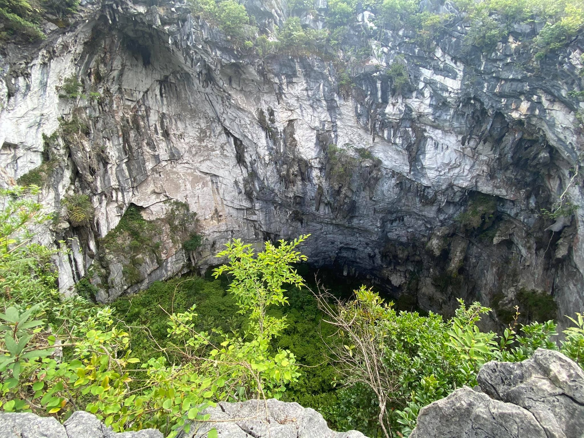 Khung cảnh bên trong hố sụt tử thần độc nhất ở Hà Giang-5