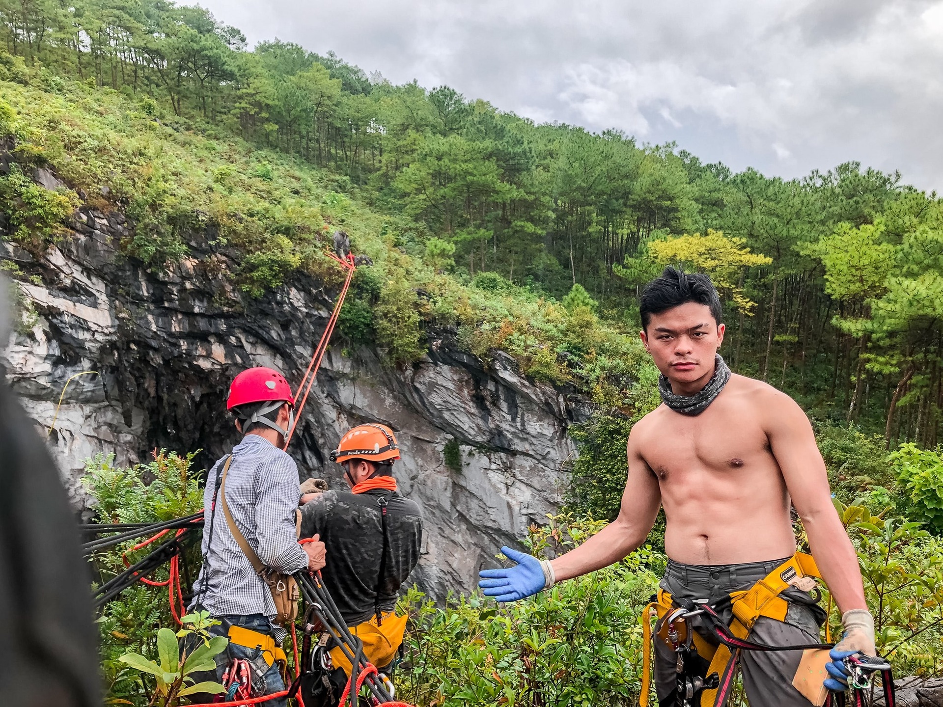 Khung cảnh bên trong hố sụt tử thần độc nhất ở Hà Giang-8