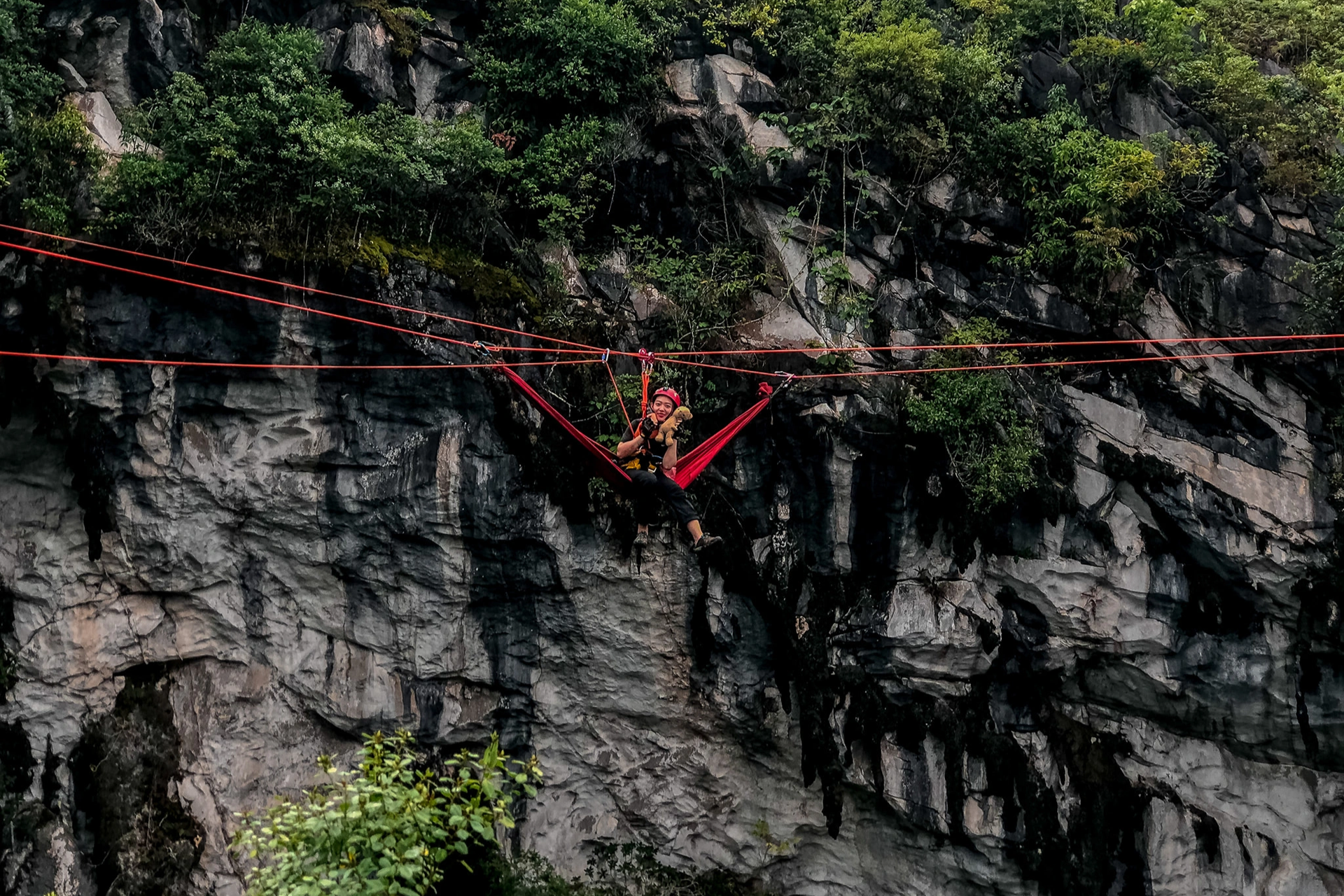 Khung cảnh bên trong hố sụt tử thần độc nhất ở Hà Giang-11