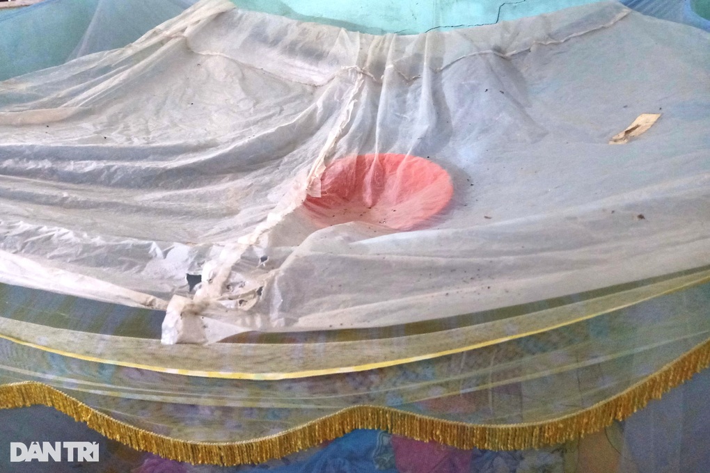 Cha mẹ bỏ nhau, 2 chị em đói khổ, cả tuần chia nhau 1kg gạo-2