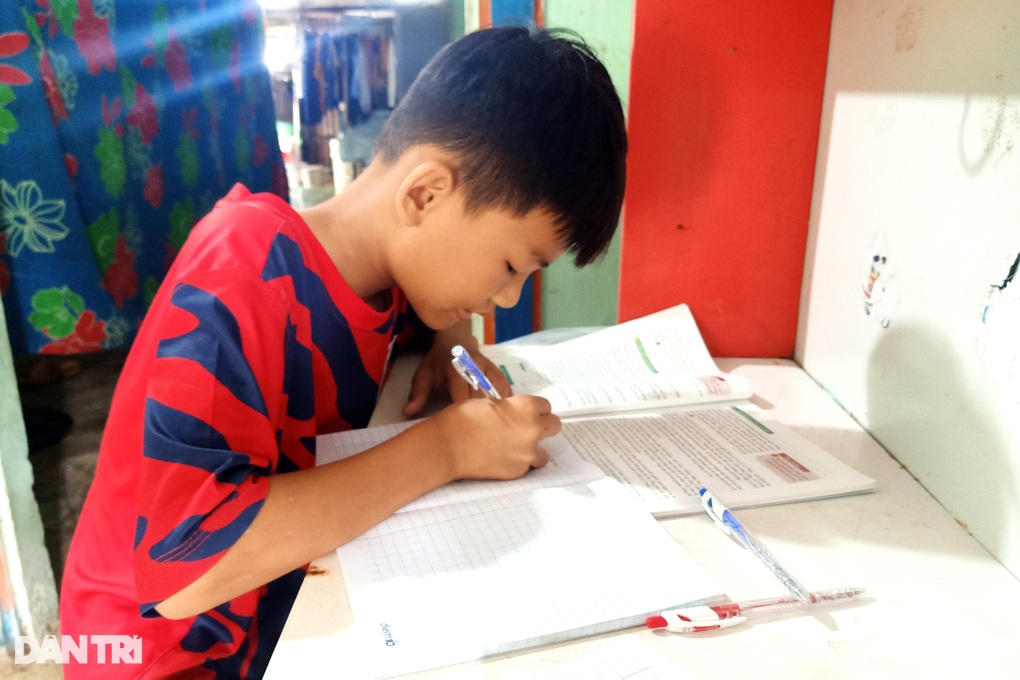 Cha mẹ bỏ nhau, 2 chị em đói khổ, cả tuần chia nhau 1kg gạo-4