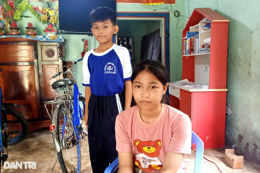 Cha mẹ bỏ nhau, 2 chị em đói khổ, cả tuần chia nhau 1kg gạo-5