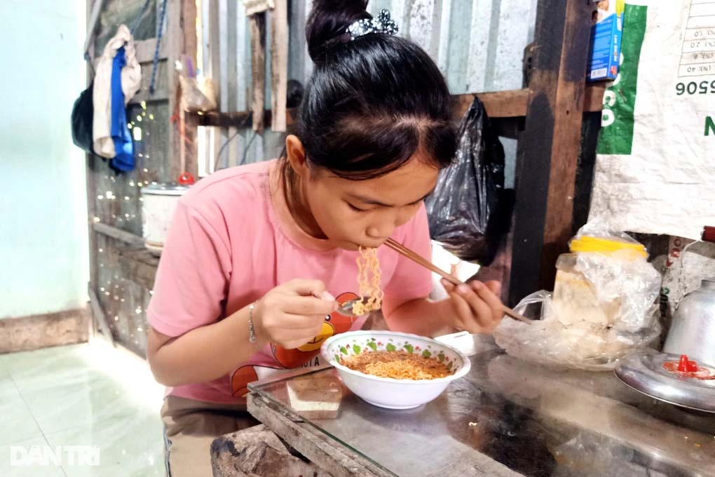 Cha mẹ bỏ nhau, 2 chị em đói khổ, cả tuần chia nhau 1kg gạo-3