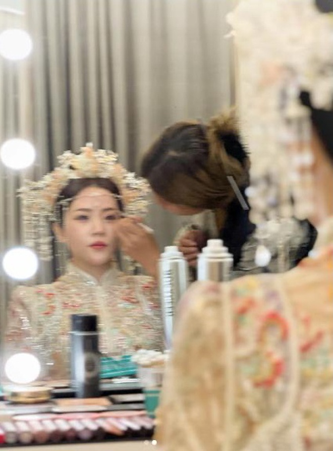 Ái nữ tập đoàn nhựa kết hôn ở tuổi 34: Tung ảnh cưới lộng lẫy, danh tính chú rể vẫn là ẩn số-4