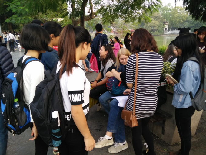 Tranh cãi quan điểm săn Tây để luyện tiếng Anh là làm phiền người nước ngoài, nên dừng lại thì hơn!-1