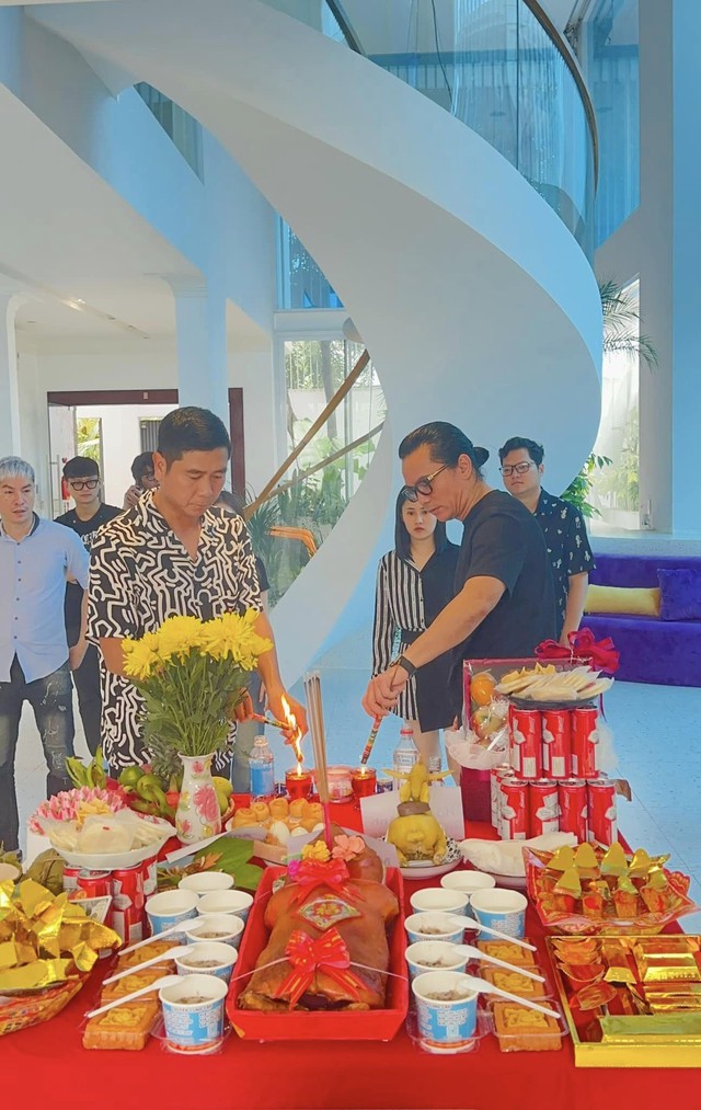 Hồ Hoài Anh lộ diện cúng Tổ nghề sân khấu, diện mạo ra sao sau thời gian ở ẩn?-1