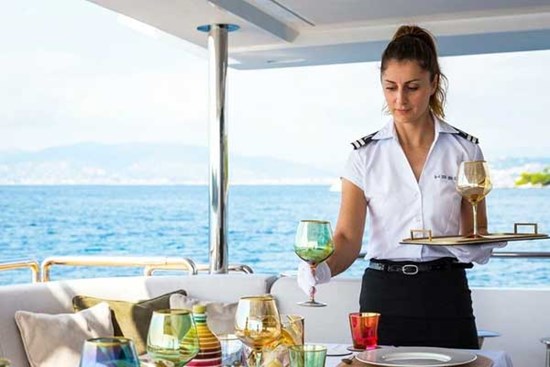 Nhân viên vén màn cuộc sống của giới thượng lưu trên siêu du thuyền và nỗi lo của người giàu
