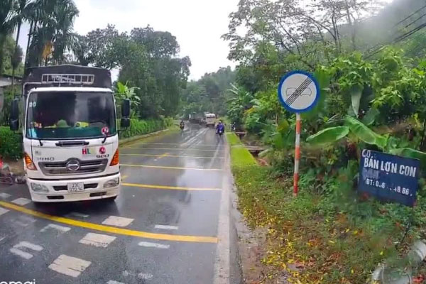 Nam thanh niên nằm rạp lên yên xe máy, lao vun vút trên Đại lộ Thăng Long-1