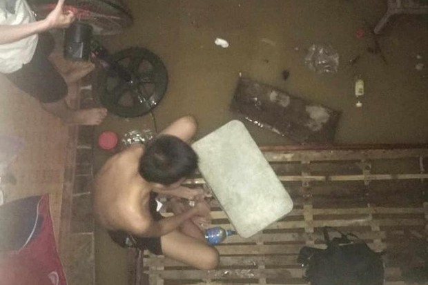 Nước lũ dâng ngập phòng trọ, hàng chục học sinh trèo lên nóc nhà cầu cứu-3