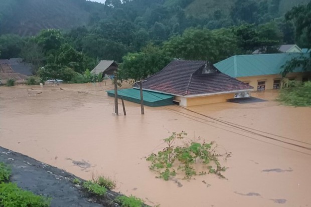 Nước lũ dâng ngập phòng trọ, hàng chục học sinh trèo lên nóc nhà cầu cứu-4