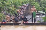 Nước lũ dâng ngập phòng trọ, hàng chục học sinh trèo lên nóc nhà cầu cứu
