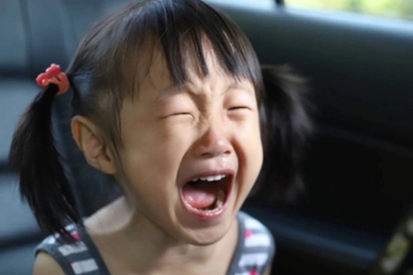 Lisa và Leon cực lễ phép với người lớn, xem lại clip cũ mới thấy Hồ Ngọc Hà dạy con hay thế nào-5