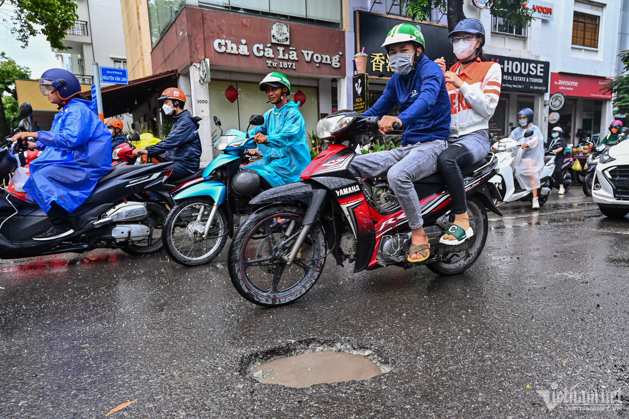 Ma trận ổ gà dọc đại lộ huyết mạch phía Nam TP.HCM-1