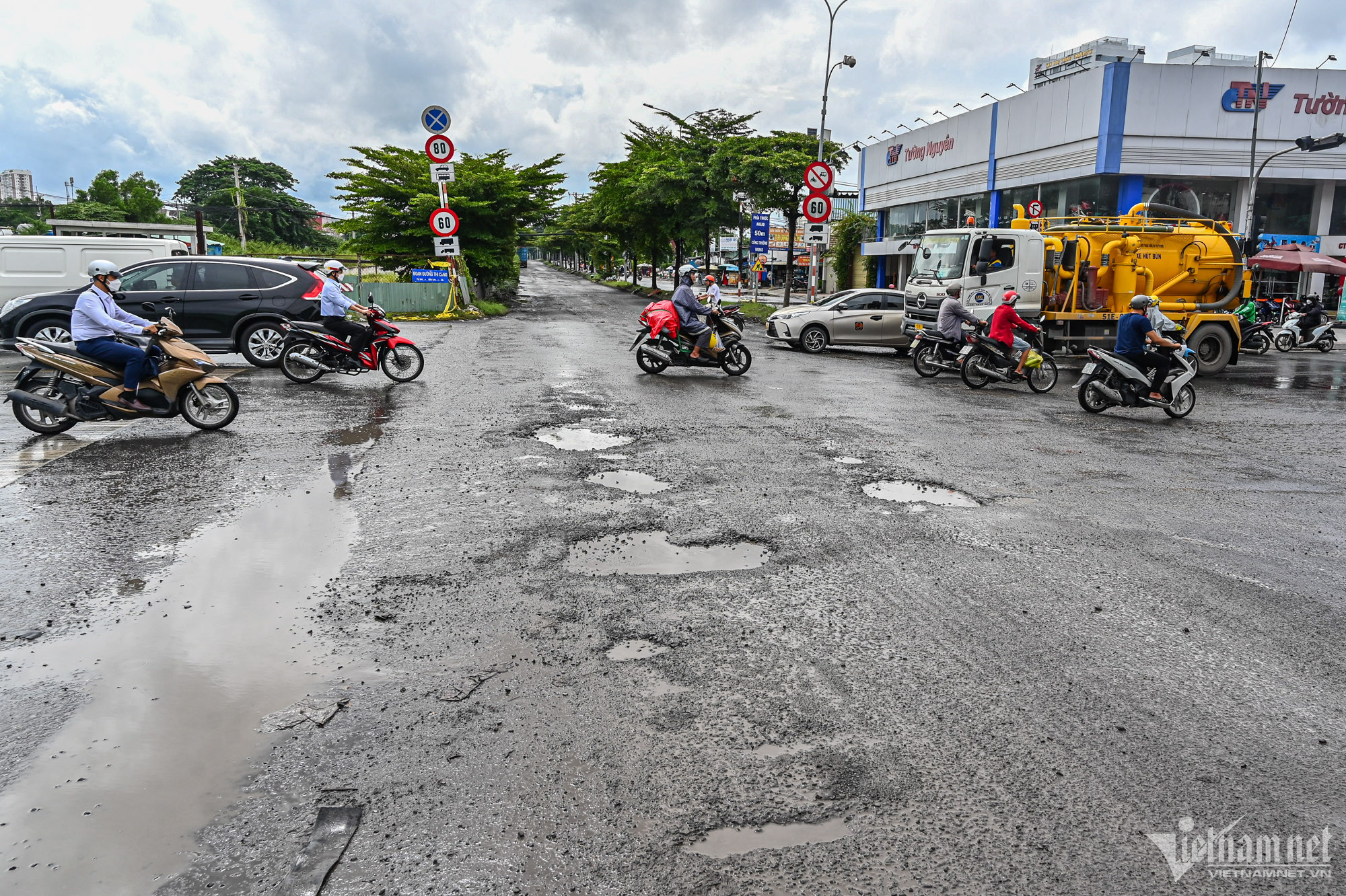 Ma trận ổ gà dọc đại lộ huyết mạch phía Nam TP.HCM-2