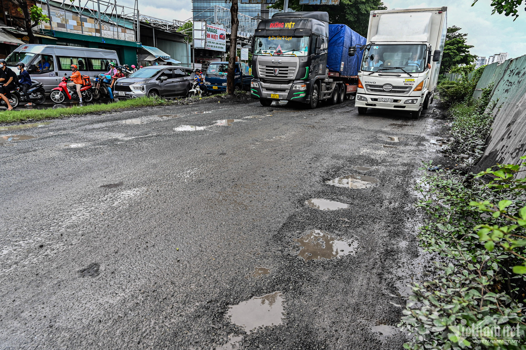 Ma trận ổ gà dọc đại lộ huyết mạch phía Nam TP.HCM-3