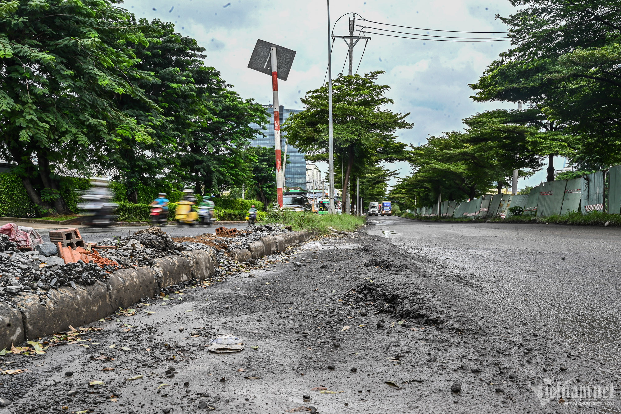 Ma trận ổ gà dọc đại lộ huyết mạch phía Nam TP.HCM-4